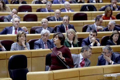 La vicepresidenta del Gobierno, Soraya S&aacute;enz de Santamar&iacute;a, durante el pleno en el Senado.