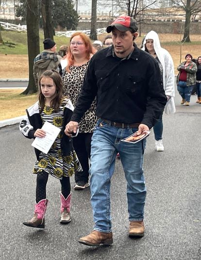 Familias enteras, entre las que se ha visto a multitud de niños, han acudido al multitudinario funeral por Lisa Marie Presley celebrado en Graceland.
