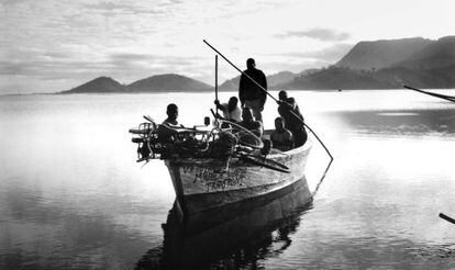 África, en la foto un barco en el lago Chilwa, en Malawi, es una constante en la obra de Theroux.