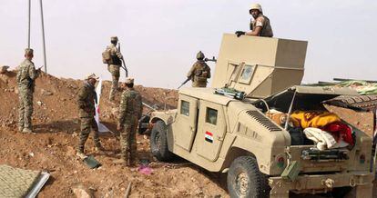 Fuerzas iraquíes vigilan la frontera con Siria cerca de Al Qaim.