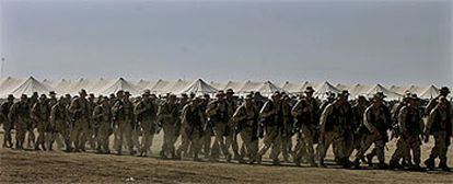 <b><i>Marines</b></i> de la 1ª Fuerza Expedicionaria de Estados Unidos realizan, ayer, maniobras en su campamento del desierto de Kuwait, al sur de Irak.