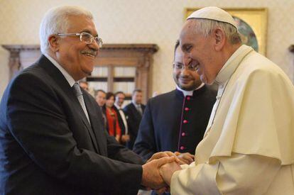 Francisco saluda al presidente palestino, Mahmud Abbas, en el Vaticano.