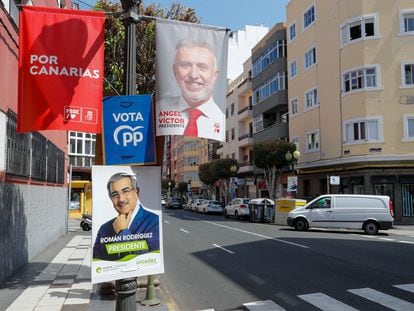 Carteles electorales en una calle de Las Palmas, el pasado día 23.