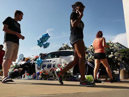 Veicnos de Dallas, en el centro, cerca de donde se dio el tiroteo el jueves.