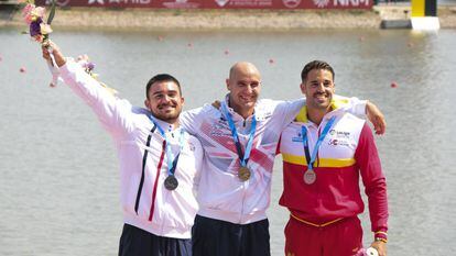 El podio del K1-200 en el Mundial de Szeged: oro (en el centro) para Heath, plata (I) para Stefanovic y bronce para Carlos Garrote. 