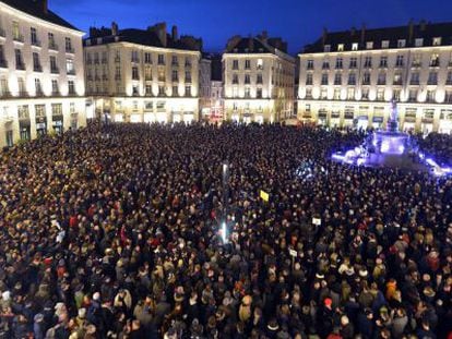 Miles de franceses manifestaron contra los ataques terroristas a 'Charlie Hebdo' en el Palacio Real en Nantes.