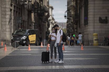 Uns turistes a la plaça de Sant Jaume de Barcelona.