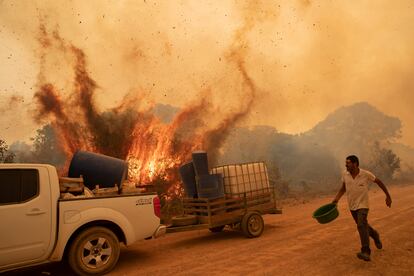 Un voluntario combate el fuego en la carretera Transpantaneira, en Pantanal, el 11 de septiembre.