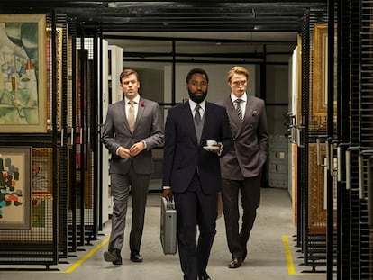 John David Washington (centro) y Robert Pattinson (derecha) en un momento de 'Tenet', de Christopher Nolan.