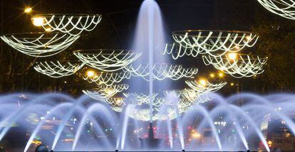 Iluminaci&oacute;n navide&ntilde;a en el cruce de paseo de Gr&agrave;cia con Gran V&iacute;a en Barcelona.