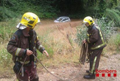Dos bomberos, en un momento del rescate.