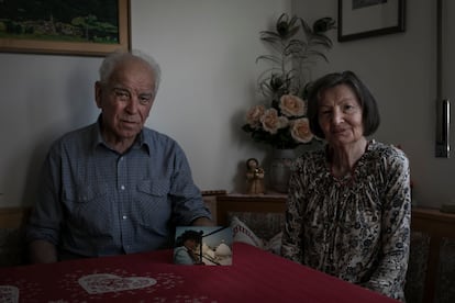 Los padres de Evi Anna Rauter, Hermann y Karolina, en su casa en Lana (Italia) con una foto de la joven.