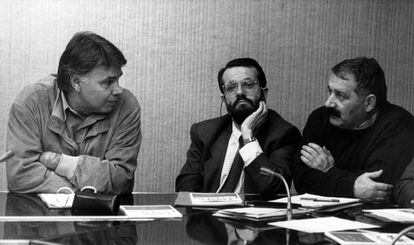De izquierda a derecha: Felipe González, Francisco Fernández Marugán y José Ángel Fernández Villa, en la primera reunión de la Comisión Ejecutiva Federal salida del 32º congreso del PSOE en 1990.