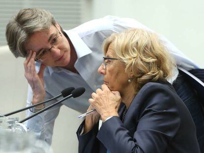 La alcaldesa de Madrid, Manuela Carmena, con Marta Higueras en el pleno.