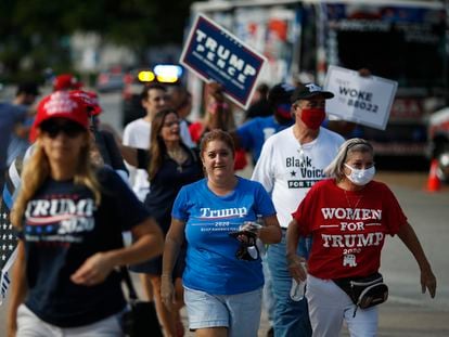 Partidarios de Donald Trump llegan para un evento de campaña, en Miami, este martes.