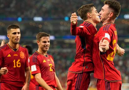 Gavi y Laporte, celebrando el quinto tanto de la selección española en la goleada frente a Costa Rica. 