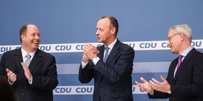 El futuro presidente de la CDU, Friedrich Merz, entre los otros dos candidatos, Helge Braun (izquierda) y Norbert Röttgen, durante el acto de presentación de los resultados, este viernes en Berlín.