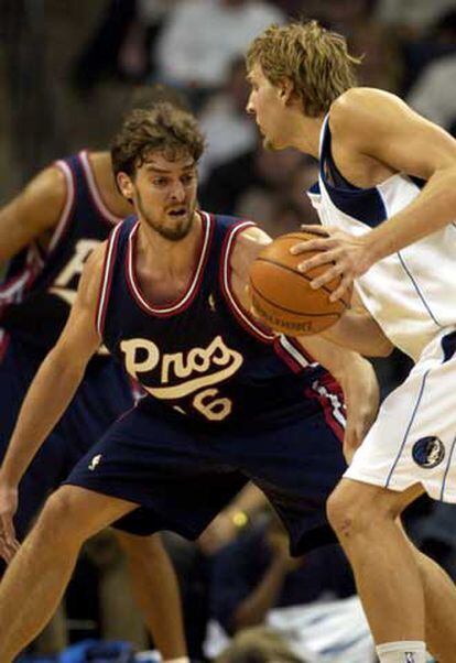 El alemán Dirk Nowitzki (derecha), de los Dallas Mavericks, intenta escapar del español Paul Gasol de los Memphis Grizzlies.