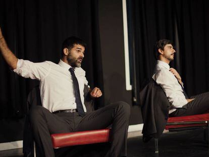 Javier Lara, izquierda, en el papel de Rodrigo Rato, y Juan Ceacero, en un ensayo de la obra. En vídeo, entrevista con los protagonistas y la directora.