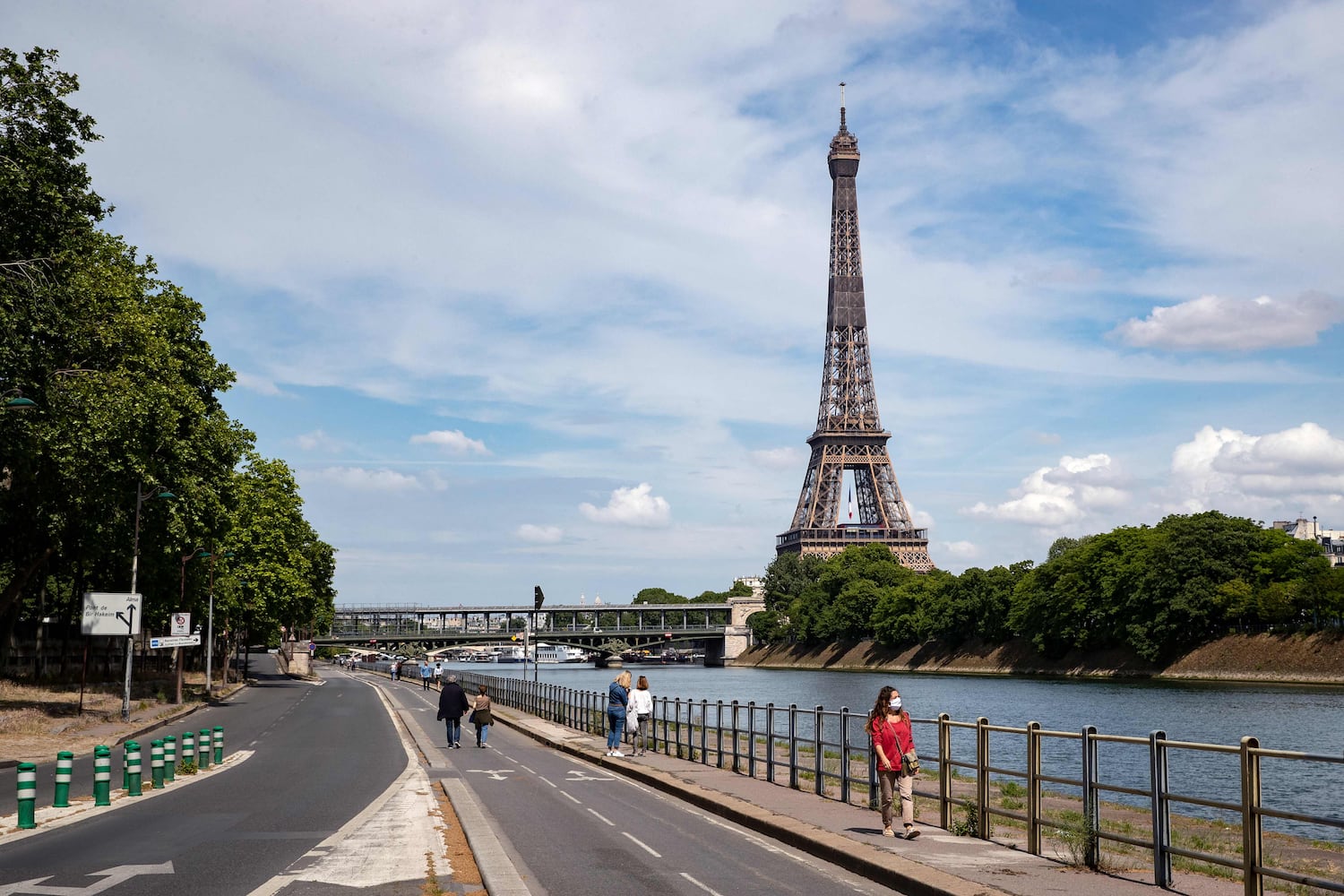 Varias personas caminan este sábado por la ribera del Sena, en París, en el 54º día de confinamiento en Francia por la pandemia de coronavirus.