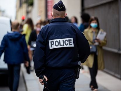 Un agente de policía francés en las calles de París, en julio de 2021.