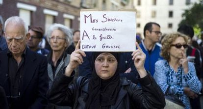 Cientos de musulmanes se manifiestan para condenar el asesinato de Herv&eacute; Gourdel por los Soldados del Califato en Argelia.