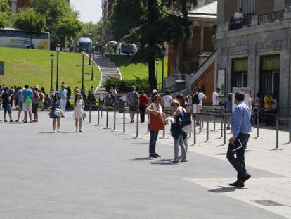 Varios turistas durante su visita al Museo del Prado de Madrid, la comunidad autónoma con mayor renta per cápita de España.