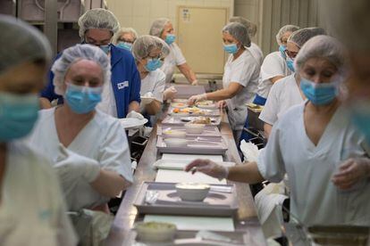 Para que todo funcione como un reloj es necesario que nada falle en la planta menos dos, a la que algunos trabajadores denominan ‘El submundo’. Allí se encuentran las dos cocinas (en las que trabajan unas 230 personas) y lencería, donde se distribuye la ropa para profesionales y pacientes.