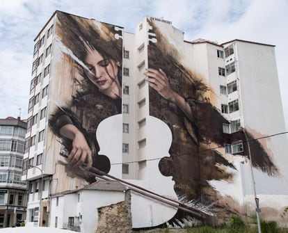 Mural de SFHIR en un edificio de nueve pisos en la ciudad de Fene (A Coruña).