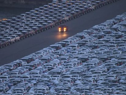 Coches reci&eacute;n desembarcados en un puerto de Corea