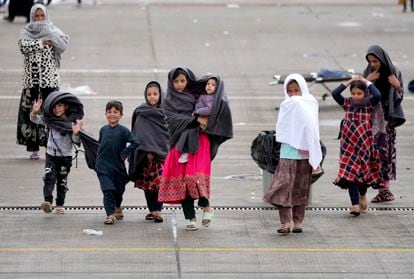 Niños afganos en el campo para refugiados instalado en la base de EE UU en Ramstein, Alemania, este lunes.