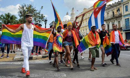 Participantes de la marcha LGTBI en La Habana, este sábado.