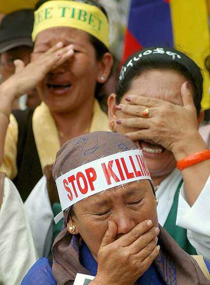 Refugiadas tibetanas se manifiestan el viernes contra China en Bangore, India.