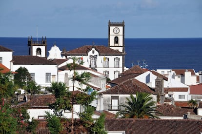 Los habitantes de la isla de san Miguel, en el archipiélago de las Azores, se refugian en este pueblo de alcurnia cuando buscan un rayito de sol en la isla; tiene, dicen, un microclima y sus aguas son más calientes, pero hasta llegar a la orilla hay que pasar por preciosas casonas y jardines y por un puerto pesquero que lleva su cosecha fresca a los restaurantes de allí mismo.