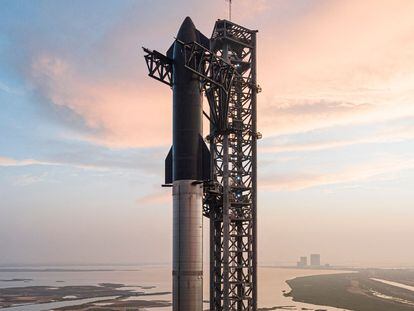 El cohete Starship, de 120 metros de altura, situado en la plataforma de lanzamiento de la base de SpaceX en Boca Chica, en Texas (EE UU).