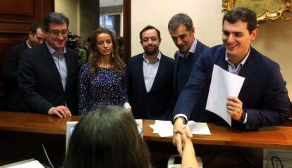 Ignacio Prendes, Patricia Reyes, Francisco de la Torre, Toni Cantó y Albert Rivera registran la primera proposición no de ley de Ciudadanos en el Congreso.