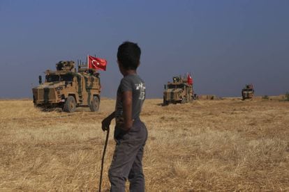 Soldados turcos durante las patrullas conjuntas con tropas estadounidenses en la ‘zona de seguridad’ en el lado sirio de la frontera con Turquía, este viernes.