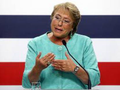 La presidenta electa de Chile, Michelle Bachelet, habla durante una conferencia de prensa con los medios extranjeros este martes 17 de diciembre de 2013, en la sede de su comando, en Santiago de Chile (Chile).