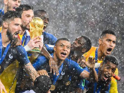 Francia levanta la copa de campeón del Mundial de fútbol.