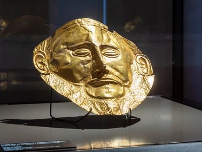 Réplica de la máscara de Agamenón en la exposición 'Los mundos de Schliemann', en Berlín.