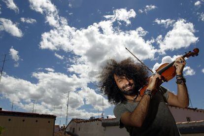Ara Malikian en la terraza de su piso en Malasaña (Madrid).
