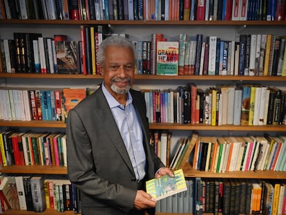 Abdulrazak Gurnah posa en las oficinas de su editorial en Londres al día siguiente del anuncio de su premio Nobel.