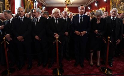 Desde la izquierda, el líder laborista Keir Starmer, seguido de los ex primeros ministros Tony Blair, Gordon Brown, Boris Johnson, David Cameron, Theresa May y John Major, durante la ceremonia de proclamación de Carlos III, este sábado en Londres.