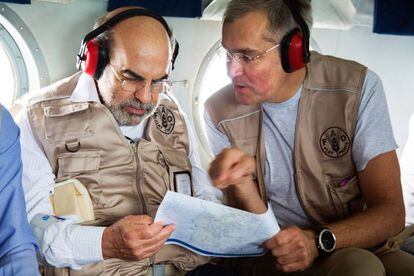 Dominique Burgeon (derecha), conversa con el director general de la FAO, José Graziano da Silva, durante un traslado en helicóptero en Sudán del Sur, en mayo de este año.
