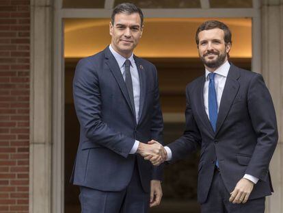 El presidente del Gobierno en funciones, Pedro Sánchez, recibe al líder del PP, Pablo Casado, este lunes. En vídeo, Sánchez recibe a Casado este lunes.