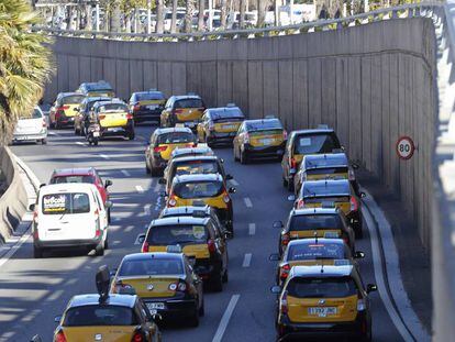 La marcha lenta de taxistas, a su paso por la Ronda de Dalt. 