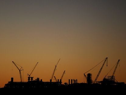 FILE PHOTO: The North West Shelf Gas Project is pictured at sunset in Burrup at the Pilbarra region in Western Australia April 19, 2011.  REUTERS/Daniel Munoz/File Photo