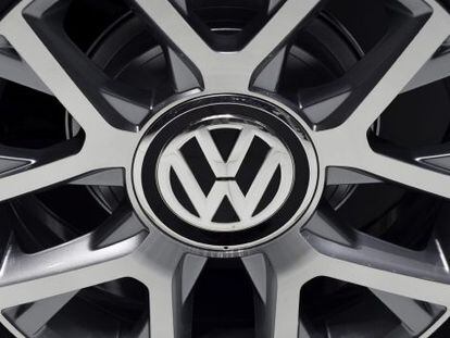 Detalle del logotipo de Volkswagen en la llanta de un coche expuesto en un Salón del Automóvil.