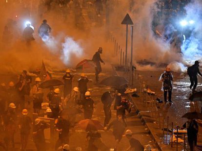 Policías hongkoneses lanzan gases lacrimógenos contra los manifestantes frente al Consejo Legislativo de Hong Kong. En vídeo, las declaraciones de la jefa del Gobierno autónomo.