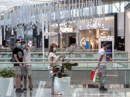 Personas con mascarillas en el interior del centro comercial Lagoh en Sevilla, en mayo de 2020, poco después de que se impusiera su obligatoriedad.